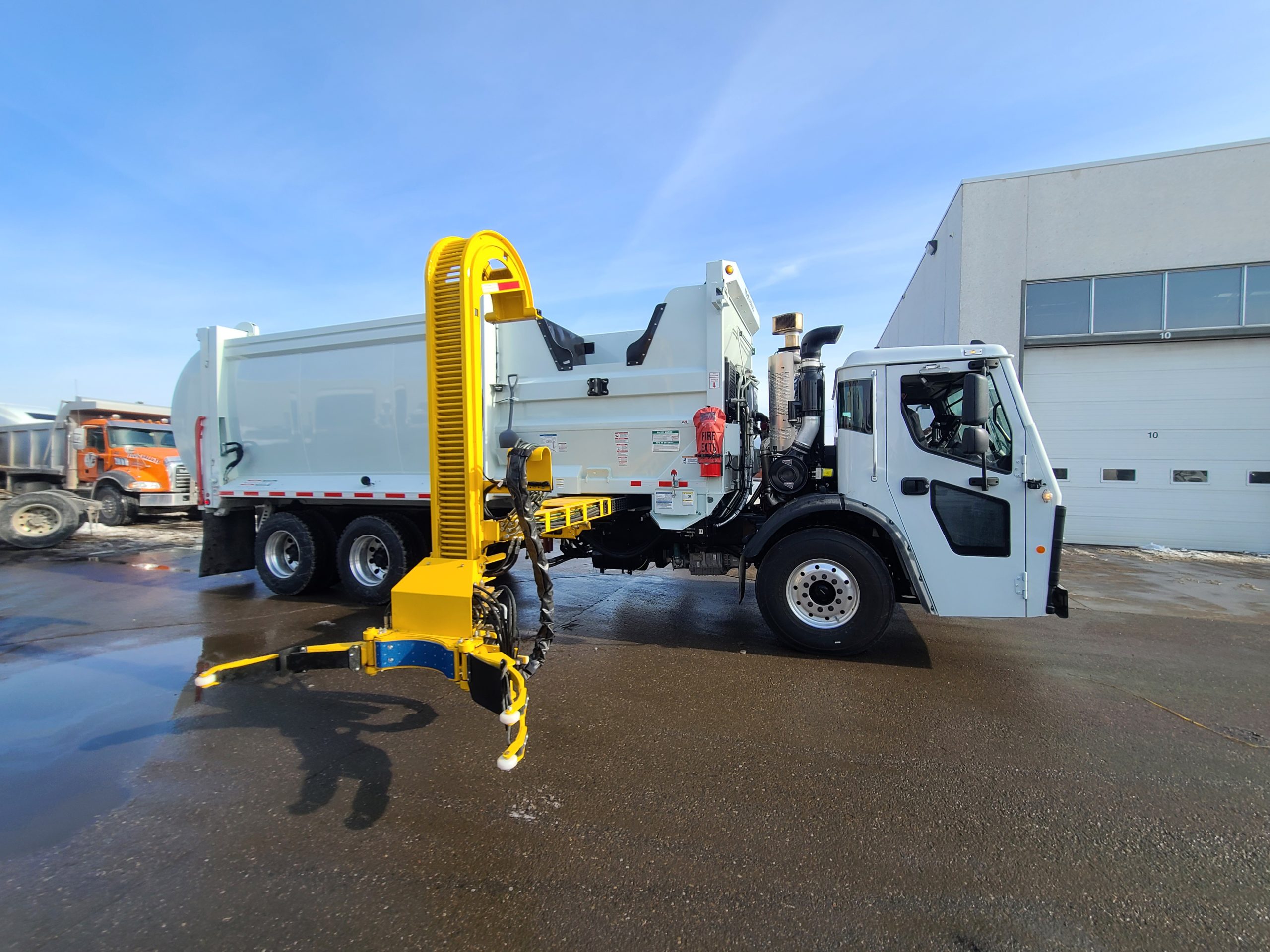 2022 MACK LR / MCNEILUS ZR SIDE LOADER - Amtruck Limited