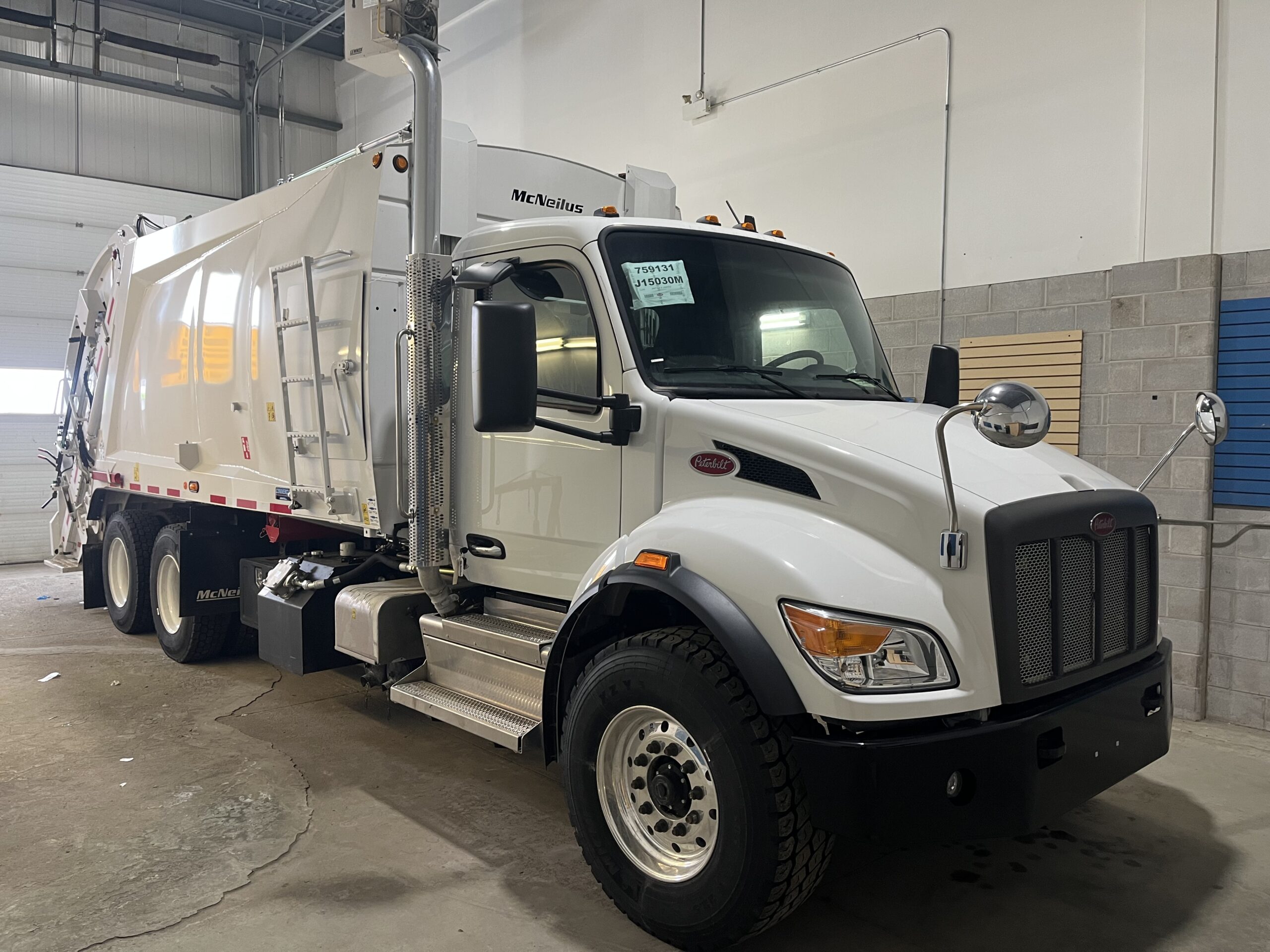 2025 PETERBILT 548 / MCNEILUS SPLIT REAR LOADER - Amtruck Limited